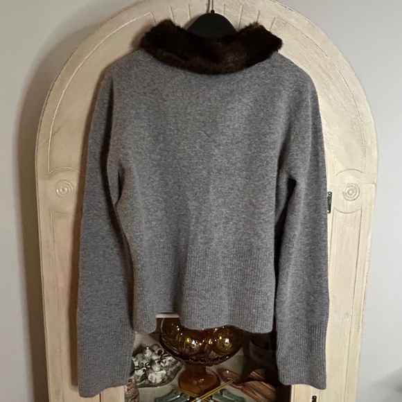 Willi Smith Gray V-Neck Sweather with Removable Faux Mink Fur Collar, Size L - Picture 5 of 13